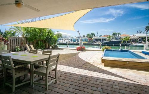 Vitamin Sea 4bed/3bath With Lap Pool, Dockage & Cabana Club