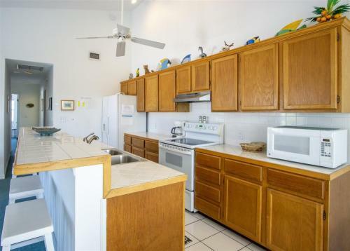 Coral Cottage 2bed/2bath Half Duplex With Dockage & Cabana Club