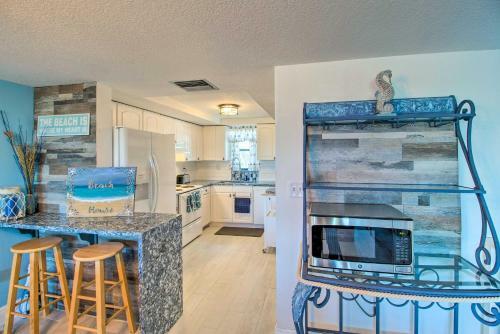 Apartamento Breezy Beachfront Pad Steps To Pool And Shore!
