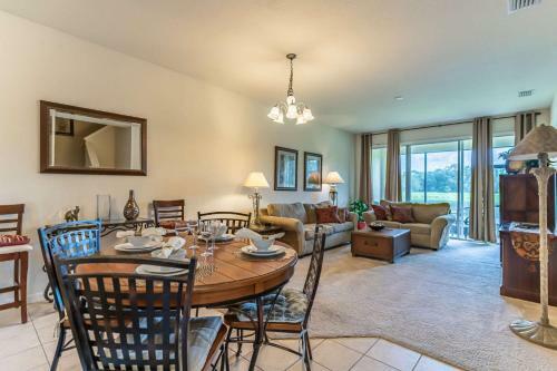 2633 Trafalgar Village