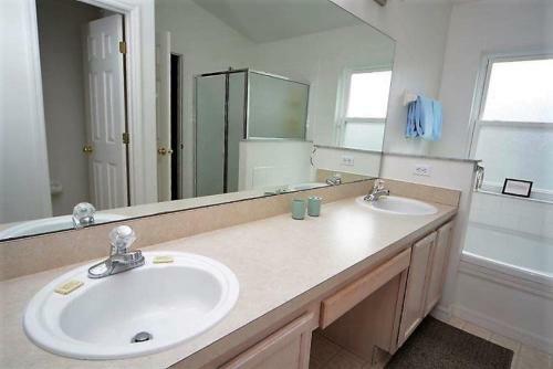 Lovely 4 Bedroom 2 Bath Pool Home