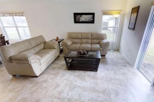 5113 Compass Bay