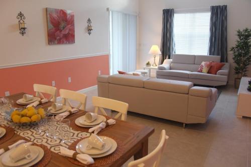 Villa Beautiful 4 Bedroom Home Accommodates 8 Guests