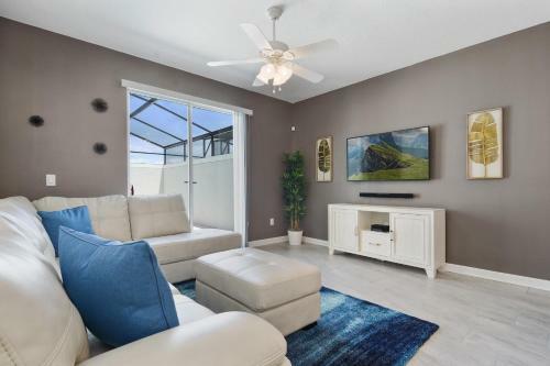 Four Bedrooms With Screen Poolstoreylake 4910