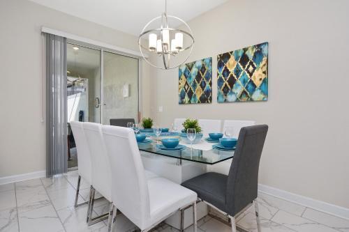 Four Bedrooms W/ Game & Pool 4900
