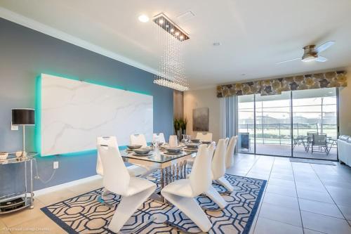 Villa Windsor At Westside - 8817md