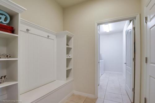 Villa Windsor At Westside - 8817md
