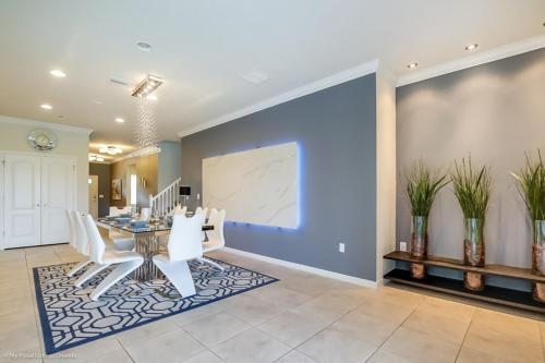 Villa Windsor At Westside - 8817md