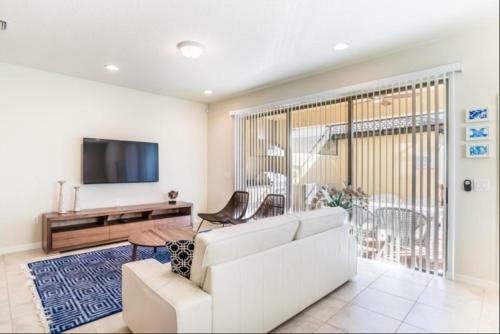 Windsor At Westside 5 Bedroom Town Home With Private Pool