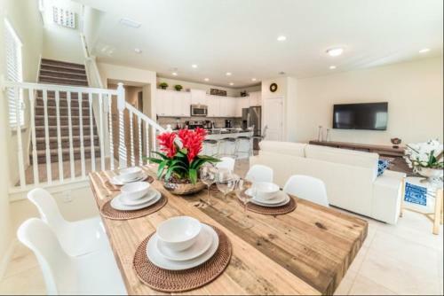 Windsor At Westside 5 Bedroom Town Home With Private Pool