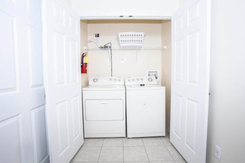 Four Bedroom W/ Pool Close To Disney 8570