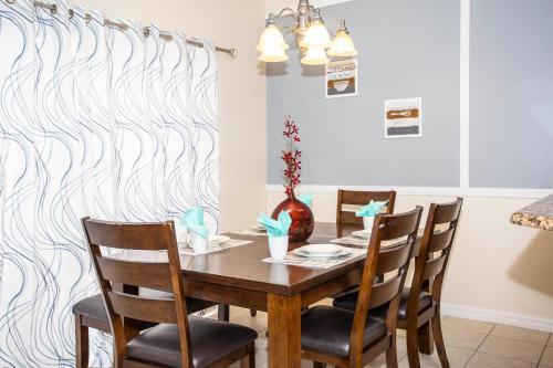 Four Bedroom W/ Pool Close To Disney 8570