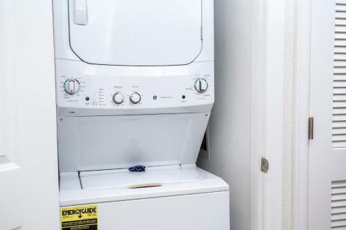 Luxurious 2 Bedroom Apartment Close To Disney 303