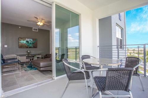 Luxurious 2 Bedroom Apartment Close To Disney 303