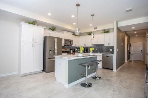 Luxurious 2 Bedroom Apartment Close To Disney 303