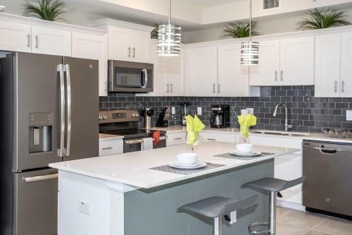 Luxurious 2 Bedroom Apartment Close To Disney 303