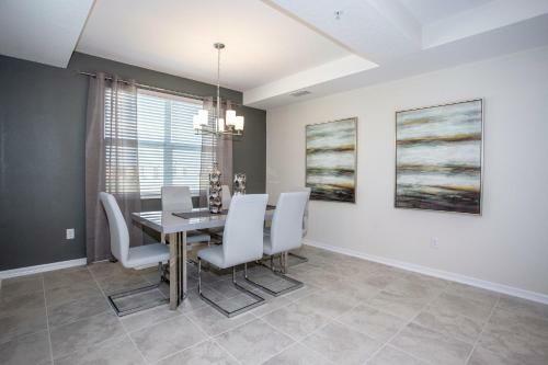 Luxurious 2 Bedroom Apartment Close To Disney 303