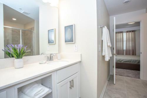 Luxurious 2 Bedroom Apartment Close To Disney 303