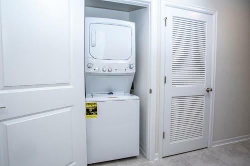 Luxurious 2 Bedroom Apartment Close To Disney 303