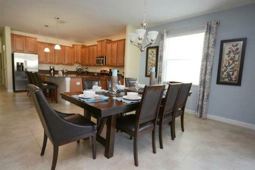 Luxury 6 Bedroom Pool Home In Paradise Palms Resort