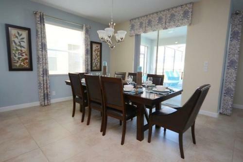 Luxury 6 Bedroom Pool Home In Paradise Palms Resort