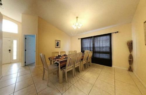 Stunning 5 Bedroom 3 Bath Pool Home In Lake Berkley