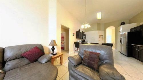 Stunning 5 Bedroom 3 Bath Pool Home In Lake Berkley