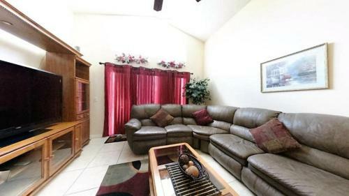 Stunning 5 Bedroom 3 Bath Pool Home In Lake Berkley