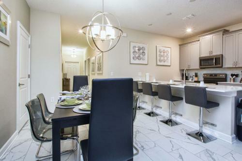 Storey Lake-5 Bedroom Townhome W/splashpool-1630st