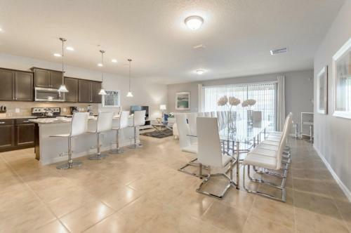 Villa Windsor At Westside 8811md