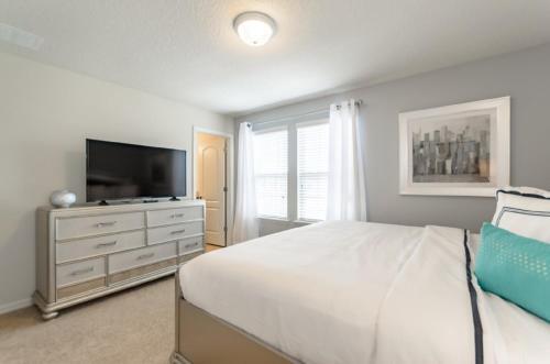 Villa Windsor At Westside 8811md