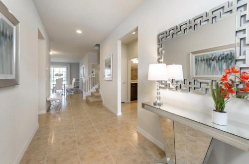 Villa Windsor At Westside 8811md