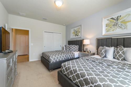 Villa Windsor At Westside 8811md