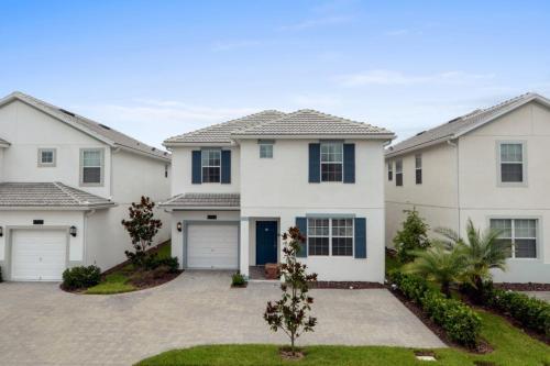 Villa Luxury 6 Bedroom Home - Storey Lake