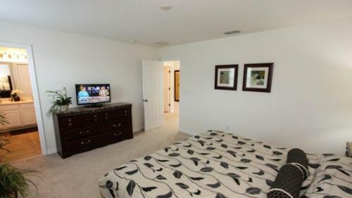 Upgraded 4 Bedroom 3 Bath End Unit Town Home