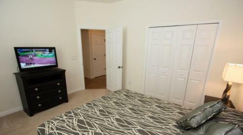 Upgraded 4 Bedroom 3 Bath End Unit Town Home
