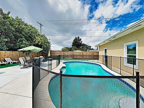 New Listing! Sumptuous Retreat Near Beach With Pool Home
