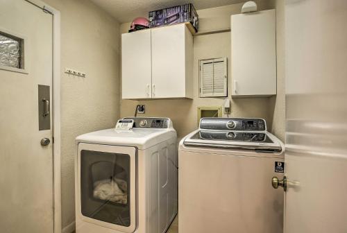Harbor Bluffs Home With Yard - 5 Mins To Beach!
