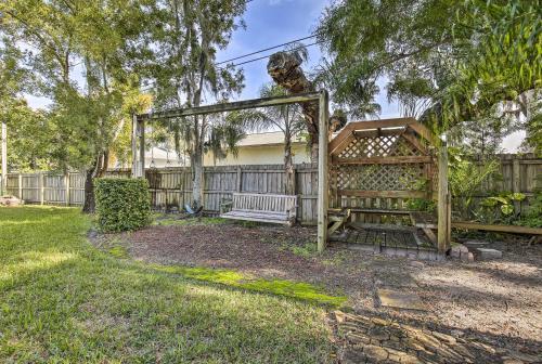 Harbor Bluffs Home With Yard - 5 Mins To Beach!