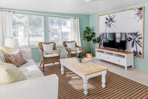 Poolside Palms Near Beach With Private Pool Home