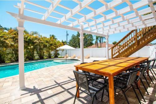 Poolside Palms Near Beach With Private Pool Home