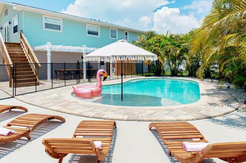 Poolside Palms Near Beach With Private Pool Home