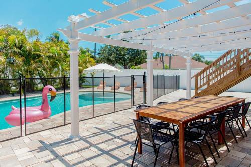 Poolside Palms Near Beach With Private Pool Home