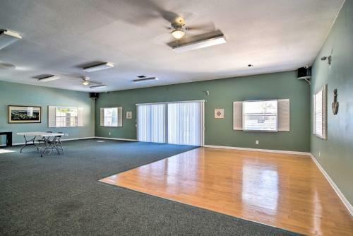 Apartamento Atlantis Club Condo With Pool - 2 Mi To Beach!