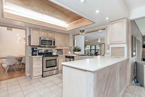 Sunny Waterfront Home By West Palm With Hot Tub