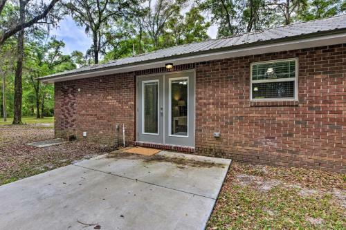 Live Oak Home With Fire Pit By River And Sosmp!