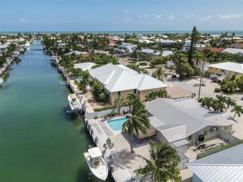 Chardonnay Day 4bed 3bath With Dockage Private Pool And Cabana Club Access