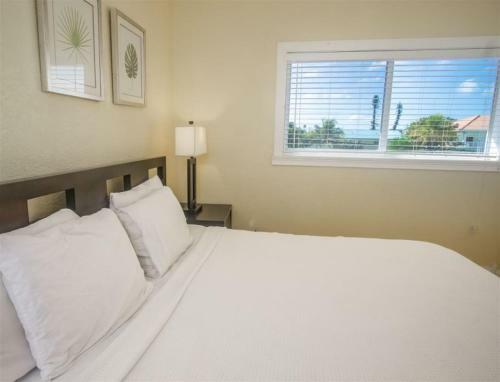 Big Kahuna 5bed/4bath Updated Home With Private Pool & Dockage