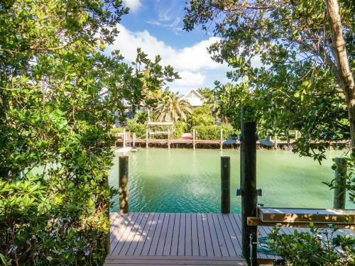 Big Kahuna 5bed/4bath Updated Home With Private Pool & Dockage