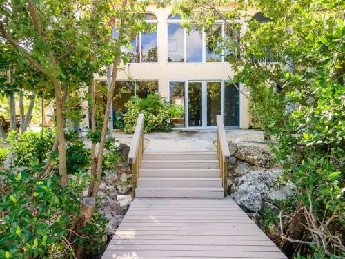 Big Kahuna 5bed/4bath Updated Home With Private Pool & Dockage